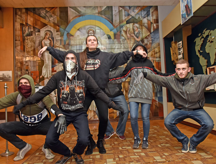 Відновлюють позиції, що зображено на малюнку: «Розправляємо крила, ой, руки. І… Невже злетимо?»